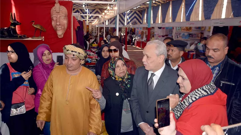 محافظ الأقصر يفتتح معرض ديارنا للمنتجات الحرفية.. صور