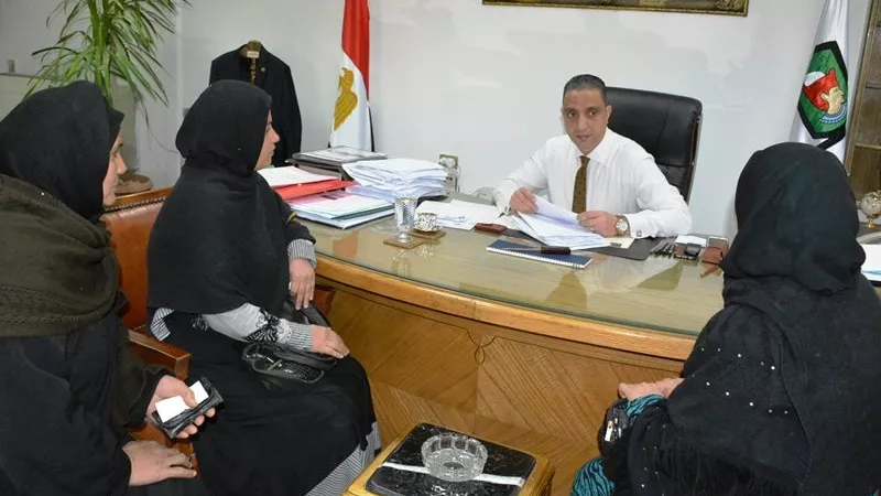 محافظ سوهاج يستقبل ١٨ مواطن بمكتبه للإستماع الى الشكاوى والطلبات.. صور