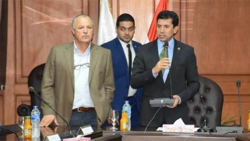 وزير الرياضة ورئيس الاتحاد المصرى يتفقدان ملعب السلام