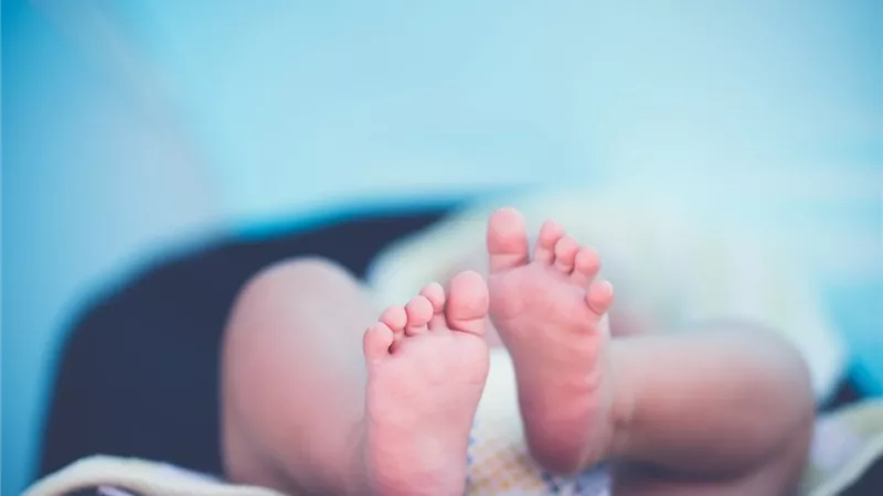 الأب باع الجنين فى بطن زوجته على الفيس بوك