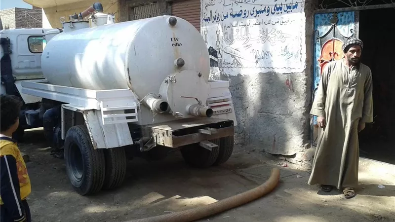 قافلة مياه الشرب تواصل أعمالها لليوم الثانى بالأقصر.. صور