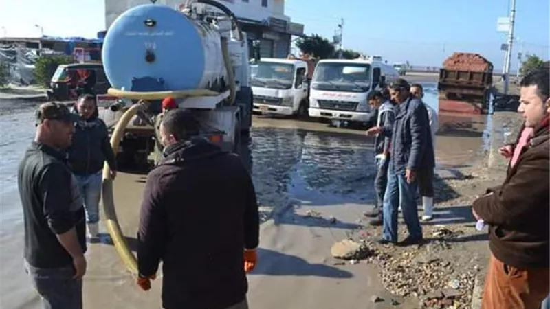 رئيس مركز ومدينة بلطيم يتابع أعمال سحب مياه الأمطار