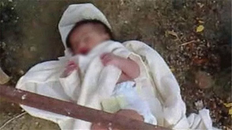 طفل الخطيئة في مصرف بكفر الشيخ حيا .. والام تعترف