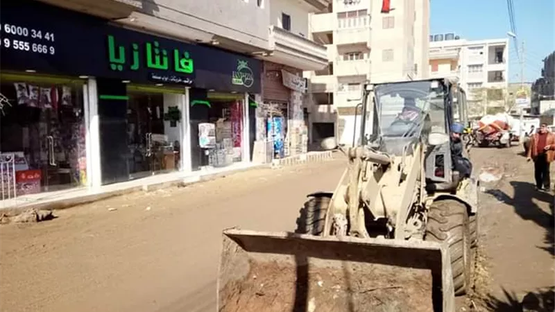 متابعة أعمال النظافة وسحب المتبقي من مياه الأمطار بمركز ومدينة الحامول