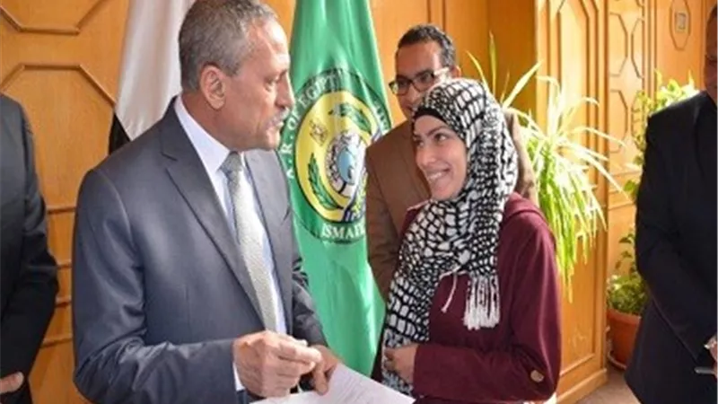 محافظ الإسماعيلية يسلم عقود عمل لشباب الخريجين