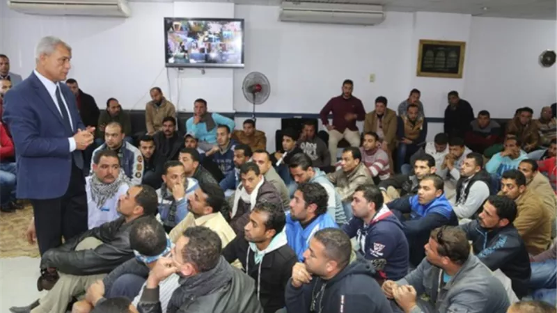 محافظ المنوفية يلتقي بعدد من العاملين بشركة مياه الشرب والصرف الصحي