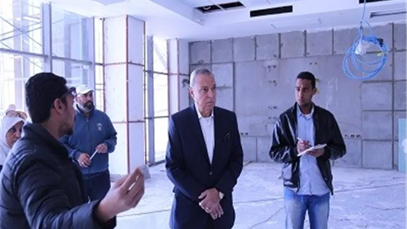 محافظ قنا يتفقد التجهيزات النهائية بمركز خدمة المستثمرين