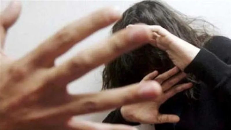 الأب العاق.. عذب ابنته حتى الموت إرضاء لزوجته الجديدة