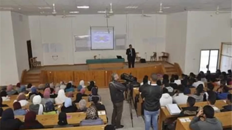 محاضرات متميزة في معسكر إعداد القادة بجامعة القناة.