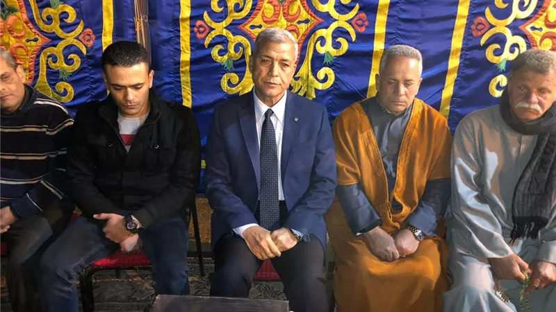 محافظ المنوفية يقدم واجب العزاء لأسرة الشهيد الشاذلي بالباجور