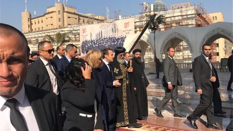 ماكرون وقرينته يتفقدان الكاتدرائية المرقسية.. فيديو