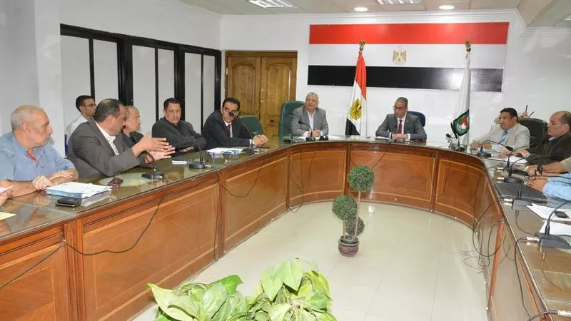 محافظ سوهاج يتابع أعمال 