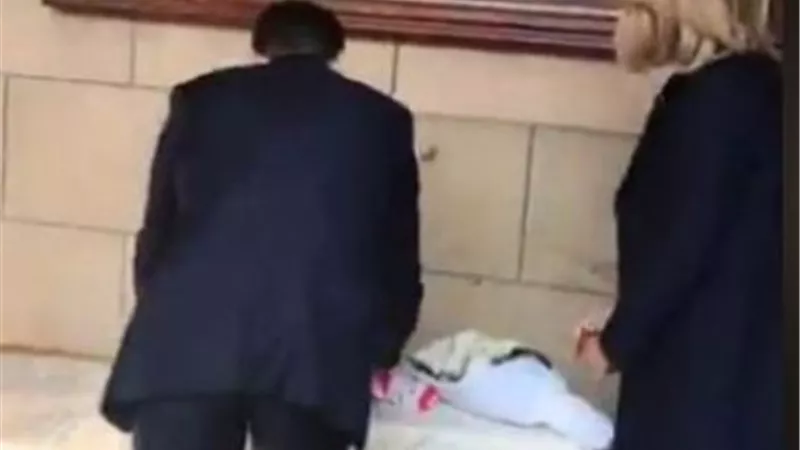 الرئيس الفرنسى يضع الزهور على قبر شهداء البطرسية