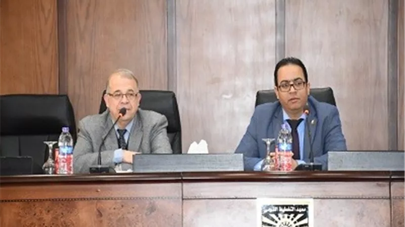 عبد الغفار يستعرض تقريرًا حول ورشة تدريبية لموازنة البرامج والأداء