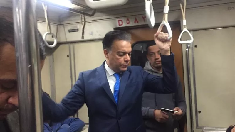 وزير النقل يفاجئ العاملين بمحطات الخط الأول للمترو .. صور
