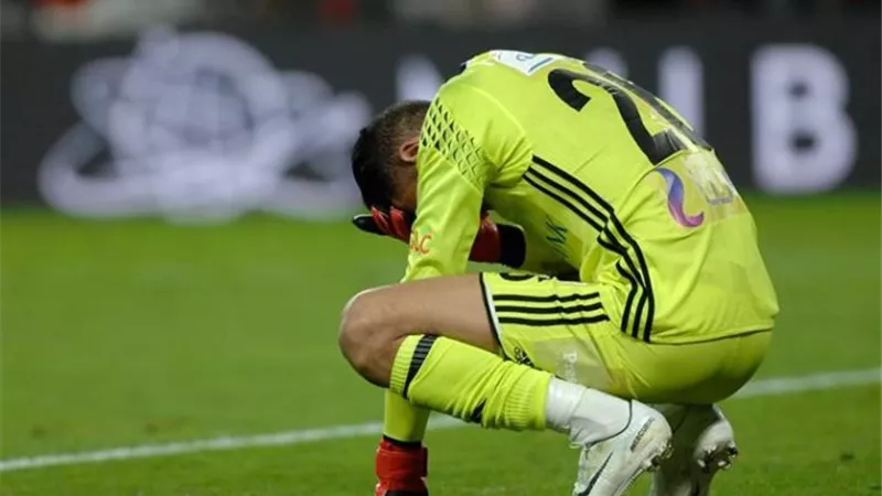 لاعب المريخ يصيب حارس المصرى بقطع فى الرباط الصليبى