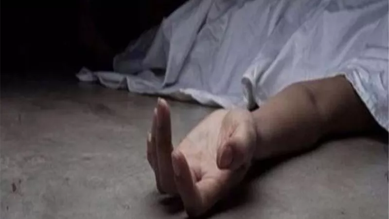 مجهول يطعن طبيب نساء داخل عيادته..والمجني عليه يستغيث بالمارة