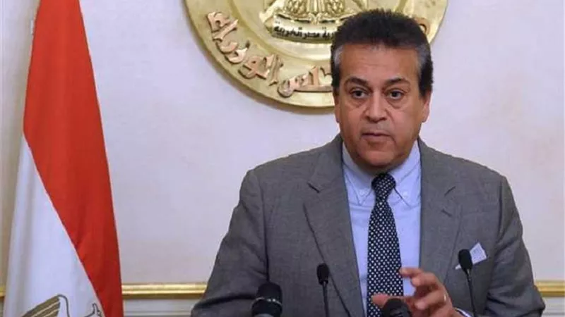 وزير التعليم العالى يستعرض تقريرا حول المبادرة المصرية اليابانية