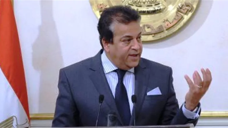 وزير التعليم العالى يستعرض تقريرا حول المبادرة المصرية اليابانية