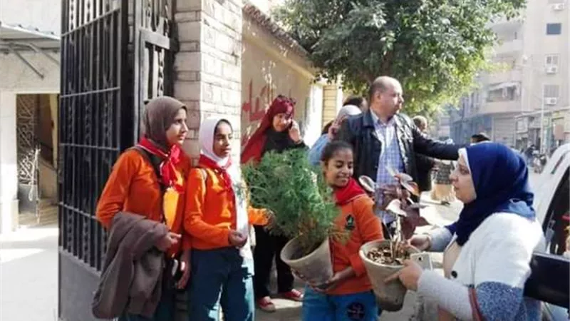 طلاب مدارس ادارة العمرانية يرسمون جداريات المدارس ويزرعون الورود بالحى