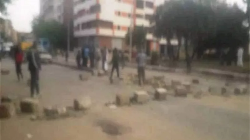 غلق طريق السادات بأسوان لدهس سيارة شرطة لسيدة