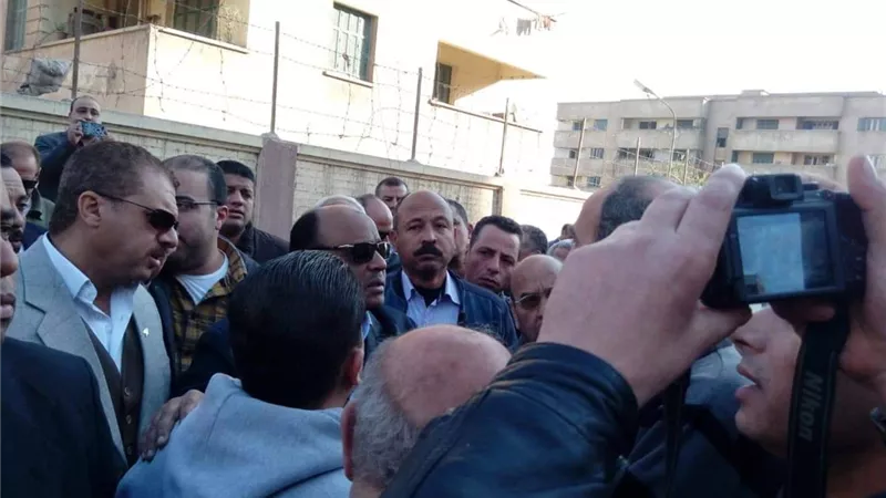 القيادات الامنية بالغربية تعاين انهيار عقار من 4 طوابق بالمحلة.. صور