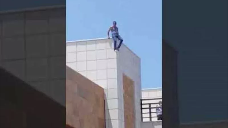 شاب بطوخ يقرر الانتحار من اعلى برج سكني لرفض الفتيات الزواج منه