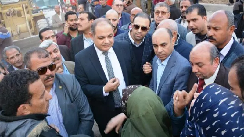 محافظ الغربية يستدعى فرق الطوارئ والإنقاذ بعد انهيار منزل من ٥طوابق بالمحلة الكبرى .. بالصور
