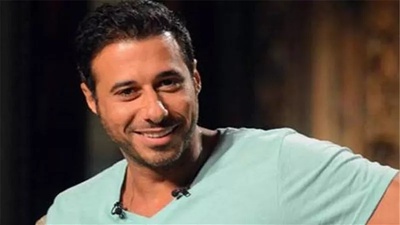 مذيعة مشهورة فى حضن احمد السعدنى .. صور
