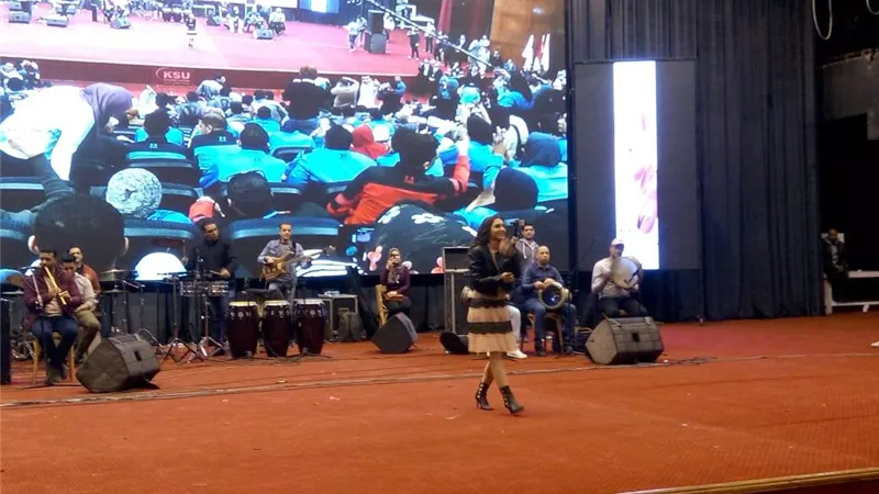 الفنانة كارما تحيى حفل أسبوع شباب الجامعات بكفرالشيخ