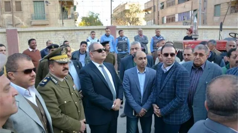 محافظ الغربية:توفير مساكن عاجلة وتوزيع فرش لأسر المنزل المنهار بالمحلة