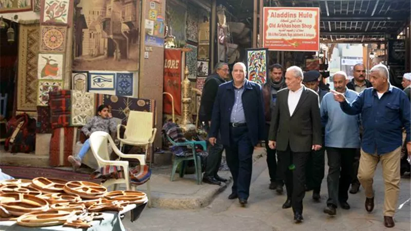 محافظ الأقصر يتفقد العمل فى عدة مشروعات بشوارع المدينة بالصور