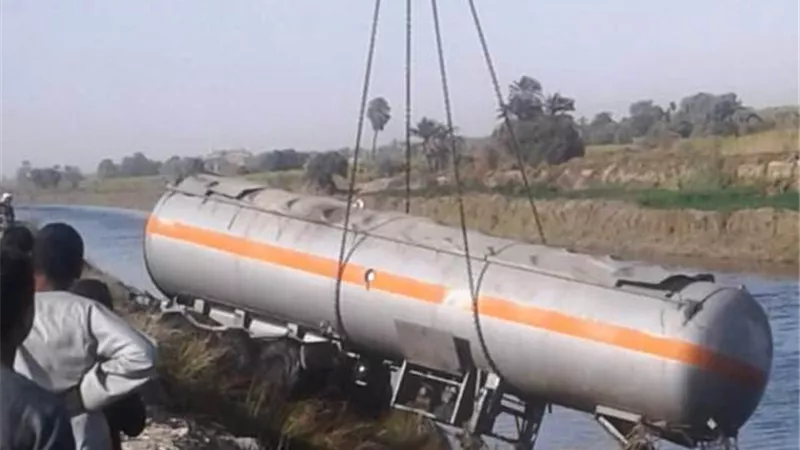 الرى ترفع مقطورة الغاز من ترعة نجع حمادى.. صور