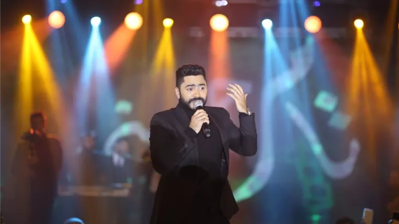 بالصور .. تامر حسني يشعل حفلا ضخما بأحد الفنادق النيلية