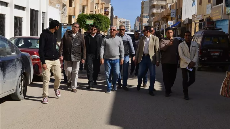 محافظ مطروح : توسعة شارع المرور القديم وازالة تعديات المحلات والاكشاك المخالفة
