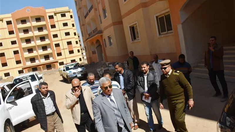 محافظ اسوان يحدد مهلة أسبوع لانهاء التشطيبات والبنية الأساسية لـ 13 عمارة بالإسكان المميز