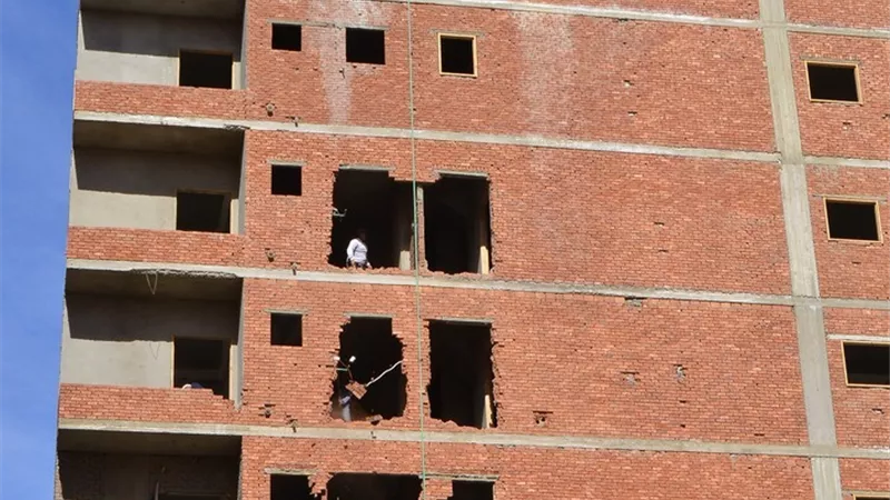محافظ مطروح .. يتابع إزالة 9 أدوار مخالفة بعقار جديد بمنطقة فندق المشير