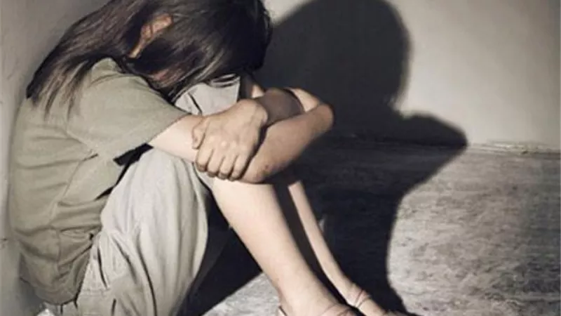 يعتدى جنسياً على ابنة صديقه .. والنيابة تحقق