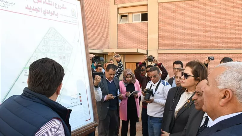 وزيرة التخطيط تتفقد مصانع الملابس الجاهزة والفخار والبوتاجاز بالوادي الجديد
