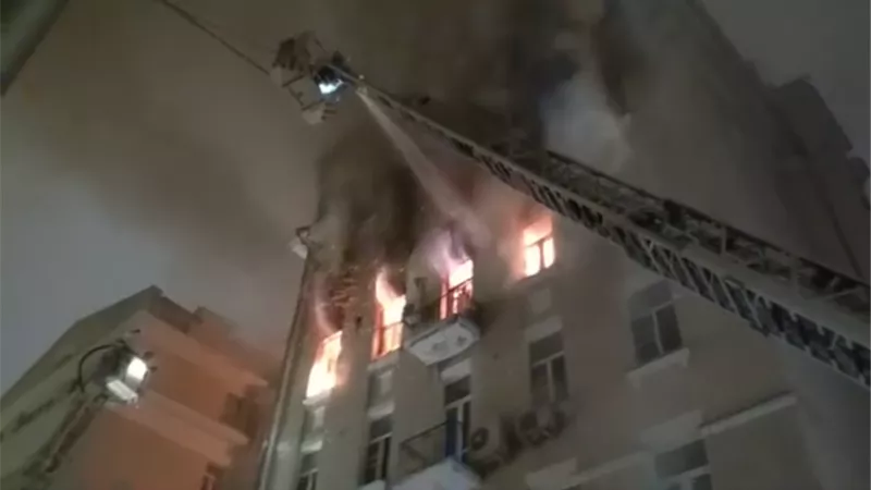 مقتل 4 أشخاص في حريق مبنى سكني بموسكو .. فيديو