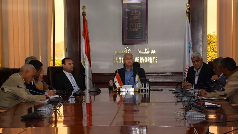 محافظ الأقصر يبحث سبل التخلص من قش القصب .. صور