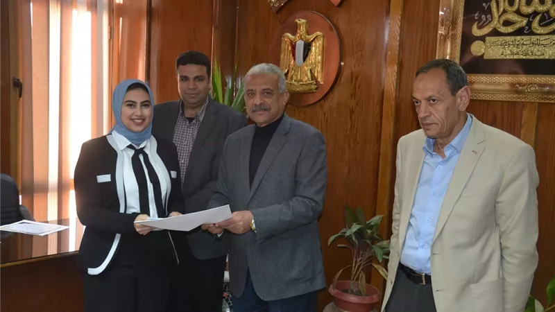 تكريم فريق العمل المشارك فى تنظيم مؤتمرالمشروعات الصغيرة بالسويس .. صور