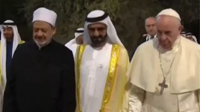ولي عهد أبو ظبي يوقع حجر أساس بناء جامع الإمام الطيب وكنيسة البابا فرنسيس في أبو ظبي