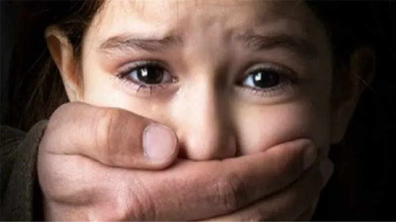 معلم يخطف طفلة ويغتصبها بطريقة مروعة .. ويدفع الثمن غالى