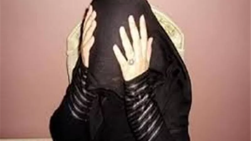 طلب مني اخلع النقاب واجالس اصدقائه بقميص النوم .. دعوى خلع امام المحكمة