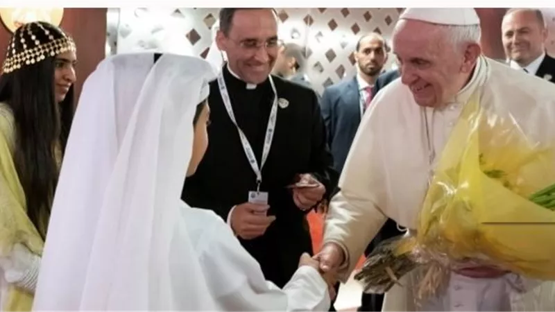 بابا الفاتيكان يحيي أول قداس له في منطقة الخليج العربي