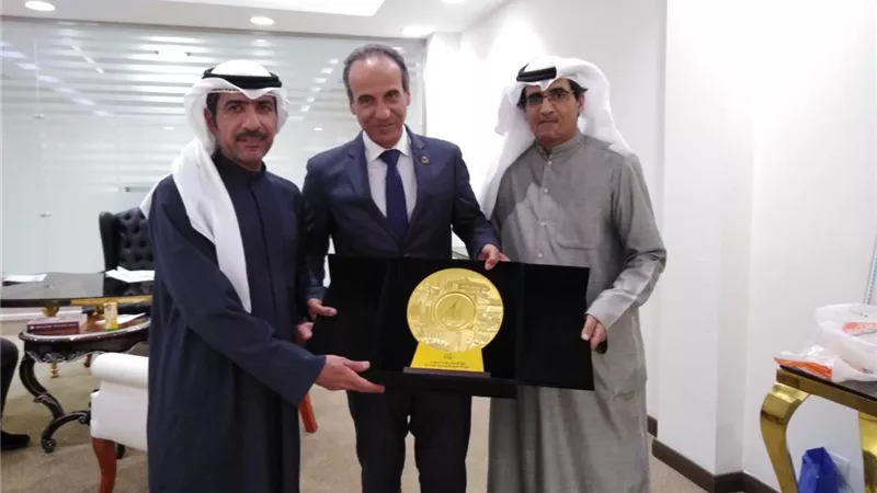 درع الإعلام الكويتي لرئيس هيئة الكتاب