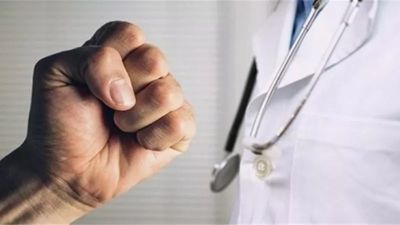 الأطباء :الإعتداء على رئيس قسم المسالك أثناء عملة بمستشفى التحرير العام