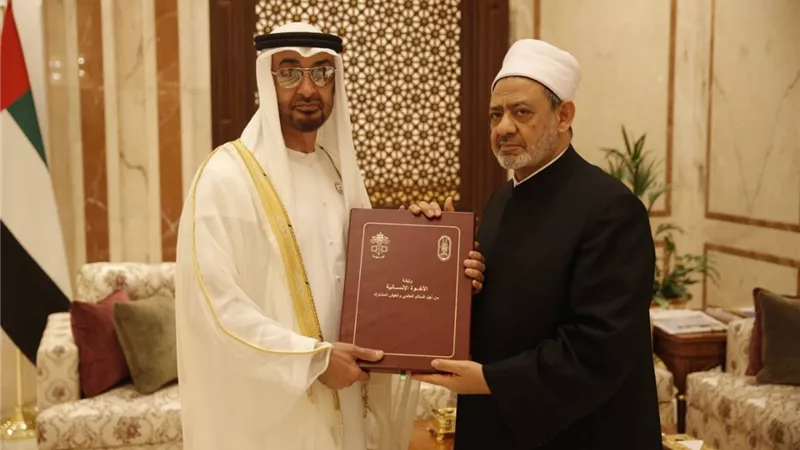 شيخ الأزهر يسلم ولي عهد أبو ظبي نسخة من وثيقة 