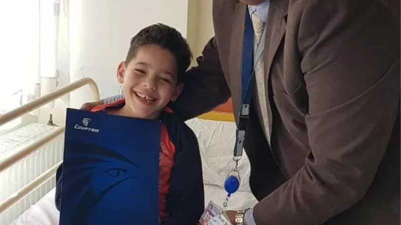 مصرللطيران تطمئن على الطفل آدم في أثينا وتتحمل تكاليف سفره الي الجزائر